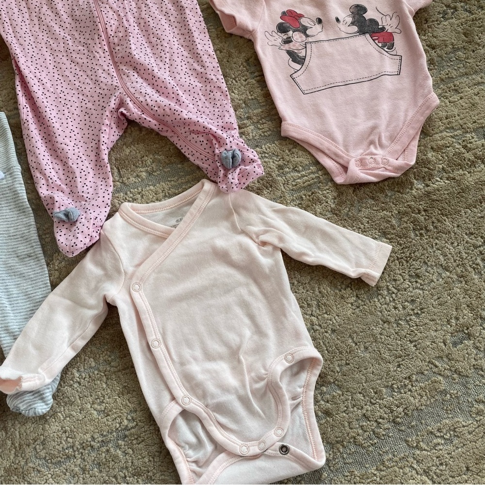 H&M/Disney/Carter’s Newborn Baby Girl Bundle of Onesies Footsie Bodysuits Pants - Picture 3 of 8